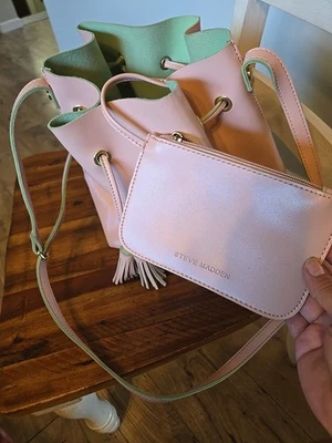 Bolso de hombro Steve Madden rosa con cordón herrajes dorados Foto 1 de 4