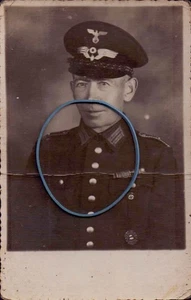Oficial de ferrocarril en uniforme con condecoración insignia alrededor de 1940 - pliegue transversal - Imagen 1 de 2
