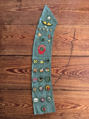 Faja Girl Scout de principios de 1960 con numerosas insignias de mérito, estrellas miembros y prendedores Foto 1 de 4