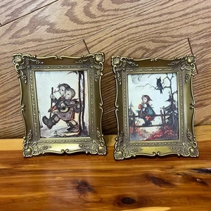 Vintage 2 Hummel Kinder Gothic Drucke Krähe Viktorianischer Stil Kunststoffrahmen RISSIG - Bild 1 von 10