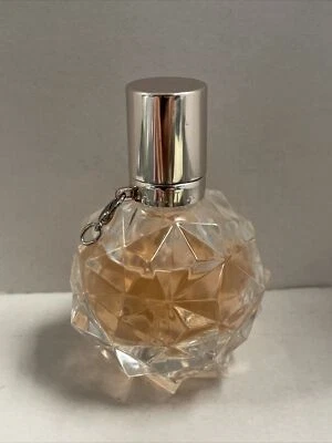 Ariana Grande Ari Mujer 1.0oz Eau de Parfum Spray Sin Pom Pom Foto 1 de 2