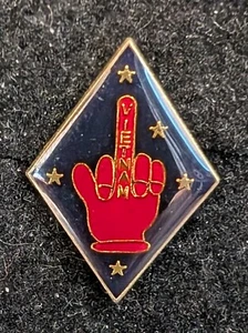Vintage Mittelfinger Vietnam Erwachsene Humor rote Hand Hutnadel Größe 1" mal 3/4" - Bild 1 von 1