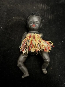Vintage afrikanische Puppe mit Grasrock Hartplastik, 6" Schnüre sind gebrochen - Bild 1 von 5