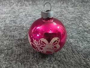 Vintage Hecho en EE. UU. Campana de Vidrio Rosa Bola de Navidad Adorno 2.25 pulgadas - Imagen 1 de 5