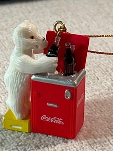 Weihnachtsschmuck Eisbär schnappt sich eine Coca Cola aus der Kühlbox PO7289 - Bild 1 von 5