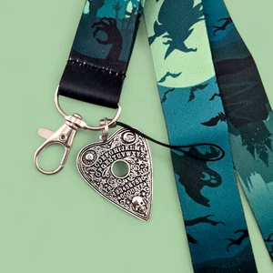 CORDÓN CEMENTERIO EMBRUJADO horror zombi fantasma Halloween correa para el cuello llavero Z1 - Imagen 1 de 4