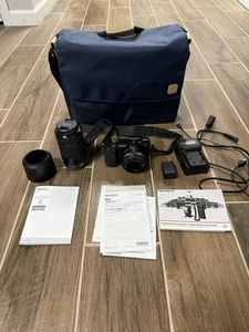 Sony Alpha A6000 Kit con Zoom 16-50mm e 55-210mm Nero Batteria,SD, Caricabatterie,USB - Foto 1 di 12