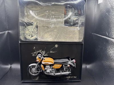 Suzuki GT 750 j 1972 Minichamps,  Scala 1:12  oro metallizzato  prima serie box - Immagine 1 di 4
