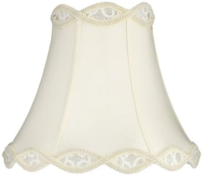 Pantalla de lámpara campana mediana galería festoneada crema 7" superior x 14" inferior x 12,5" de alto Foto 1 de 4