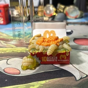 Zuru Surprise Mega Gross Minis Sicken Nuggets McMaggot’s Mini Figur - Bild 1 von 2