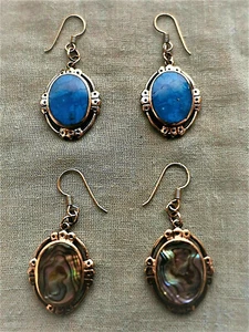 Orecchini pendenti, bronzo con 1 turchese o 1 opale marino ciascuno - lunghezza 4 cm, larghezza 2 cm - Foto 1 di 3