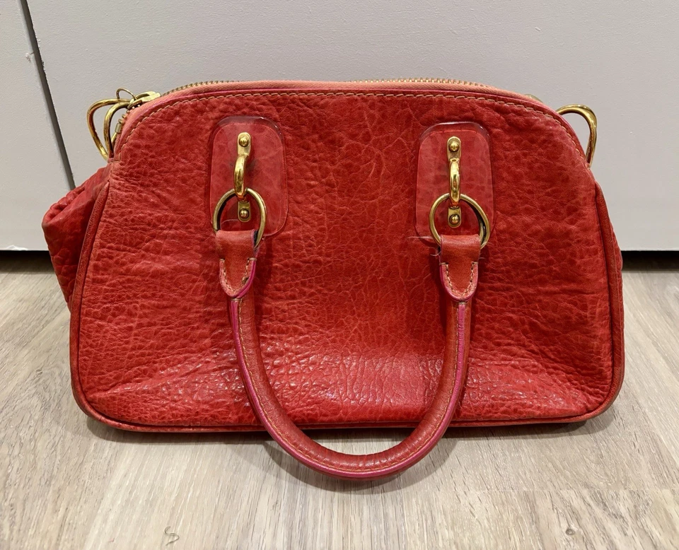 Cartera de cuero roja Donna Karan - Hecha en Italia - Herrajes dorados - 14” x 9” x 6” Foto 1 de 4