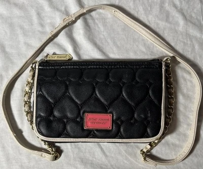 Bolso Bandolera Betsy Johnson Bolso XOX Corazones Acolchados con Correa de Cadena de Cuerda NEGRO Foto 1 de 4