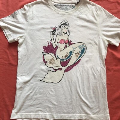 Camiseta masculina MOODS OF NORWAY COM ESTAMPA GRÁFICA SIRENE TAMANHO MÉDIO EU - Imagem 1 de 4