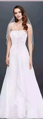 Vestido de novia David's Bridal V9409 blanco talla 8 chifón línea A con drapeado lateral Foto 1 de 4