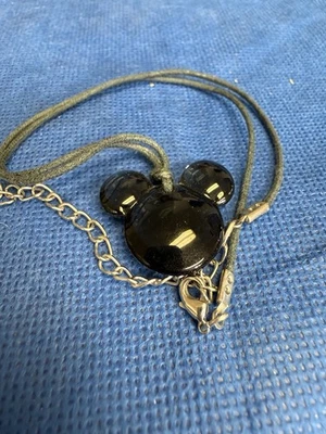 Collar colgante Mickey Mouse de cristal negro Foto 1 de 2