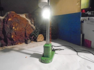 LIONEL TRACKSIDE FUNCTIONING BLOCK LIGHT SIGNAL, TESTED, DAMAGED,    5-147-5 - Image 1 of 4