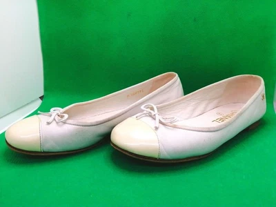 Sapatos femininos Chanel fita plana off-white 37C US7 23,5cm fabricados na Itália - Imagem 1 de 4