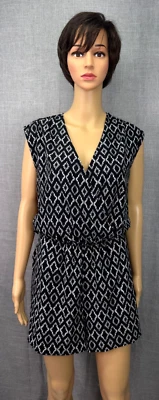 Romper feminino Banana Republic sem mangas tamanho 10 preto branco estampa geográfica - Imagem 1 de 4