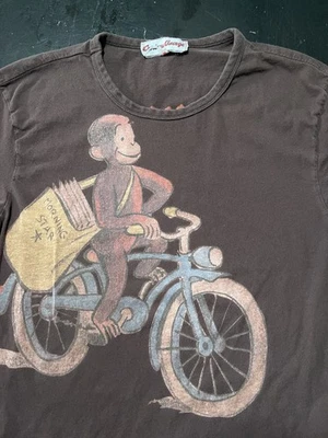Camiseta gráfica envolvente Curious George vintage, marrón, talla: mediana Foto 1 de 4
