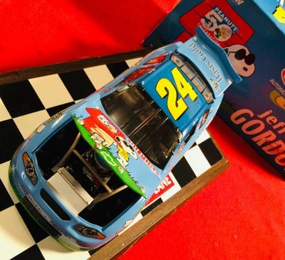 NASCAR 1:24 Diecast #24 JEFF GORDON DuPont "Peanuts" 2000 MONTE CARLO Foto 1 de 4