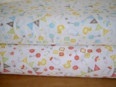 MODA Flanell Patchworkstoff SWEET BABY Fläschchen Rassel Wimpelkette 2 Farben - Bild 1 von 4