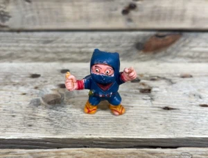 Soma Ninja Figure 1986 Blu Turbante Tuta Fighter Gomma Arti Marziali 2” Giocattolo Vintage - Foto 1 di 6
