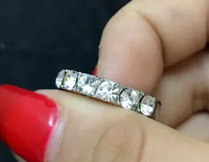 Versilberter Hochzeitsband-Stil Ring mit 8 kubischen Zirkonia Steinen Größe 6,5 - Bild 1 von 4