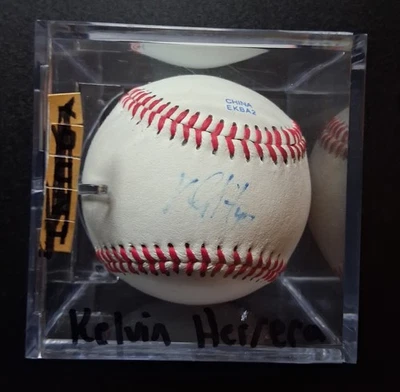 Béisbol autografiado por Kelvin Herrera, Reales de Kansas City, sin certificado de autenticidad. Foto 1 de 2