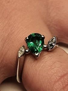 Smaragd und Durchmesser Ring, Plat. Birne Smaragd 0,62ct und Marquis Dias. 0,08ct Gr. 4,75 - Bild 1 von 10