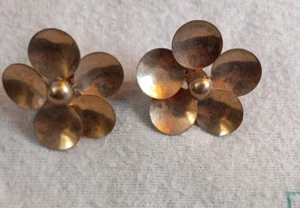 Boucles d'oreilles femme vintage ton or fleurs vissées - Photo 1/2