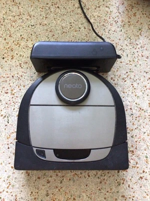 Robot aspirapolvere Neato con caricatore - Immagine 1 di 3