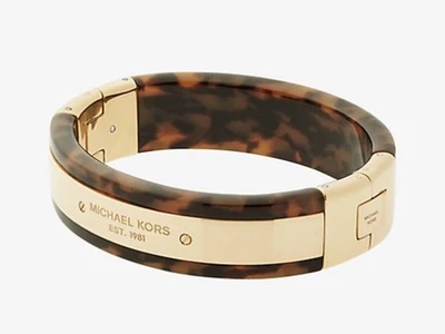 Brazalete con bisagras placa logotipo resina dorada MICHAEL KORS $125 Foto 1 de 4