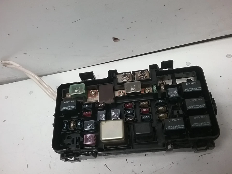 Honda Civic EX 2001-2005 caja de fusibles delantera izquierda compartimento del motor (sedán de 4 puertas) Foto 1 de 3