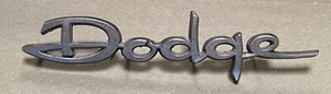 Dodge Dart 1965 1966 emblema insignia logotipo OEM #2449715 usado - Imagen 1 de 8