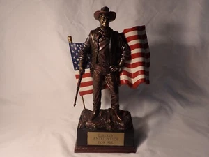 Estatua parlante de John Wayne de Bradford Exchange EE. UU. - Libertad y justicia para todos - Imagen 1 de 8