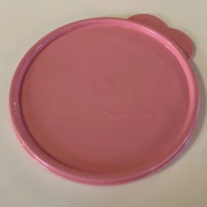Joint de couvercle de remplacement rond Tupperware #2541D avec languette papillon ROSE EUC - Photo 1/4