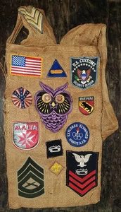 MOCHILA SACO HECHA A MANO HIPPIE VINTAGE AÑOS 60-70 PAZ Y PARCHES MILITARES vafo - Imagen 1 de 9