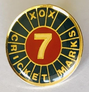 Insignia alfiler de marcas de cricket XOX #7 rara vintage (C14) - Imagen 1 de 2