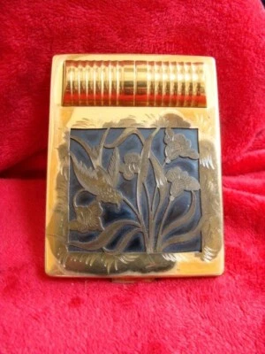 Ancien poudrier vintage en métal doré ciselé avec tamis et houpette - Photo 1/4