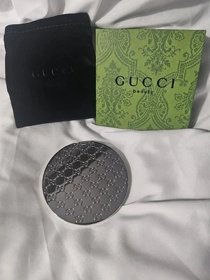 Espejo compacto Gucci plateado de doble cara Vip Gwp Foto 1 de 2