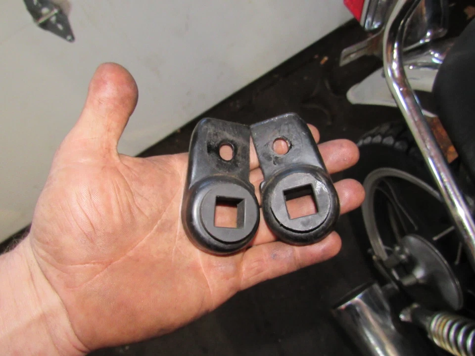 1990 suzuki gn125 rear turn signal directional mount brackets - Imagem 1 de 1