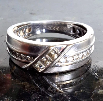 MEN'S WHITE GOLD AND DIAMOND WEDDING BAND  RING SIZE 9.75 - Image 1 of 4