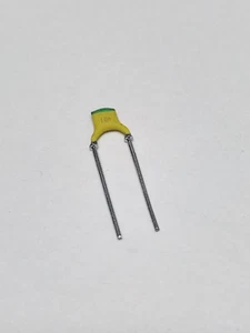 Lote de 41 condensadores cerámicos 2222-629-08103 0,01 uF 63 V 20 % 2,5 mm radial Y5 V - Imagen 1 de 2
