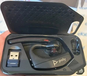 Plantronics Poly Voyager 5200 Bluetooth Headset & Charging Case NEW - Photo 1 sur 4