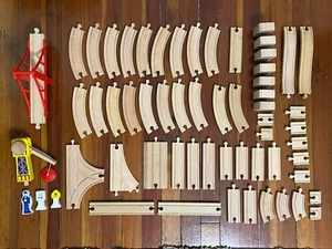 Lote Mixto de 60 Pistas de Tren de Madera Puente Curvado Recto Madera de Melissa y Doug - Imagen 1 de 23