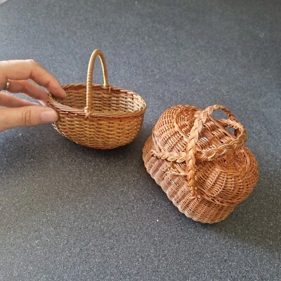 POUPÉE ANCIENNE,  2 ANCIENS PANIERS  miniatures pour poupée en osier tressé - Photo 1/4