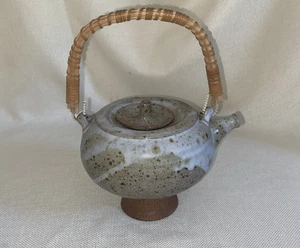 Studio Art Keramik Teekanne mit Fuß Erdton und Bambusgriff ~ KOSTENLOSER VERSAND - Bild 1 von 13