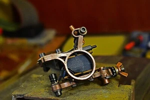 Handgefertigte Tätowiermaschine mittleres Liner 5-14rs, läuft 140-145 Hz @ 4,5 V entladen - Bild 1 von 4