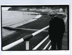 PHOTO photog, United Kingdom station balnéaire bord de mer plage L’HOMME EN NOIR - Picture 1 of 1